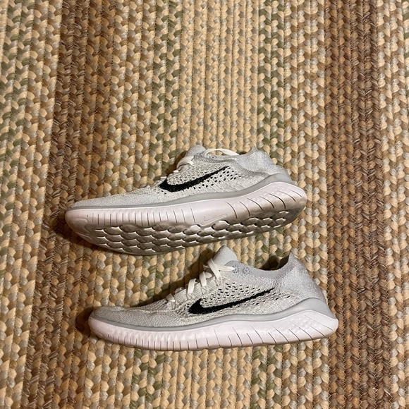 Ladies Nike fly knit sneakers - Picture 3 of 6